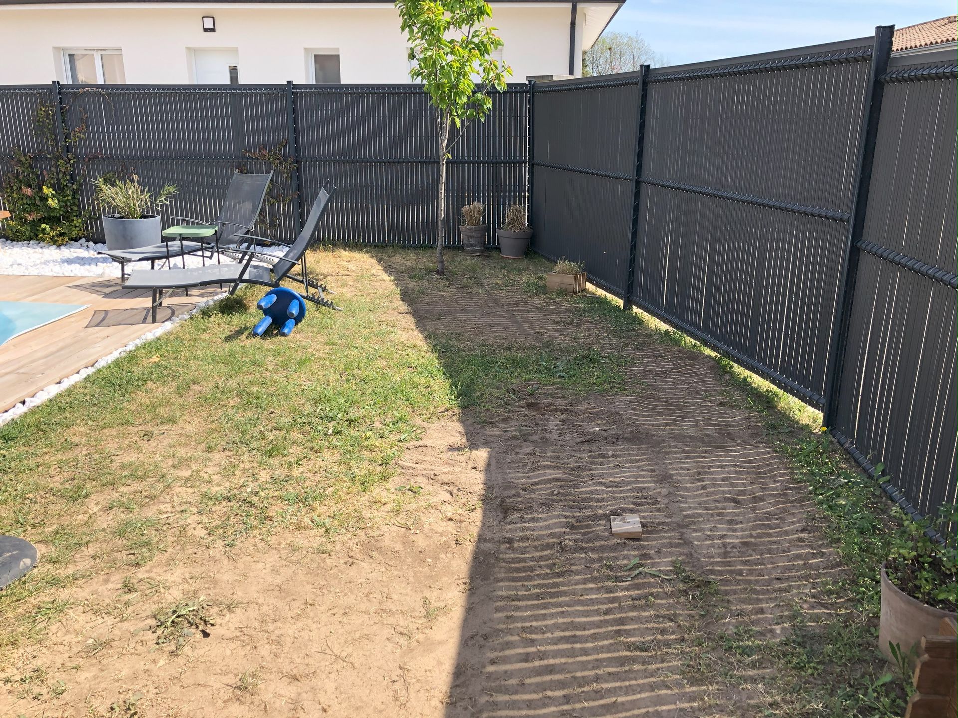 Clôture installée dans un jardin