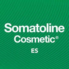 Logotipo de la marca Somatoline Cosmetic en color blanco sobre fondo verde.