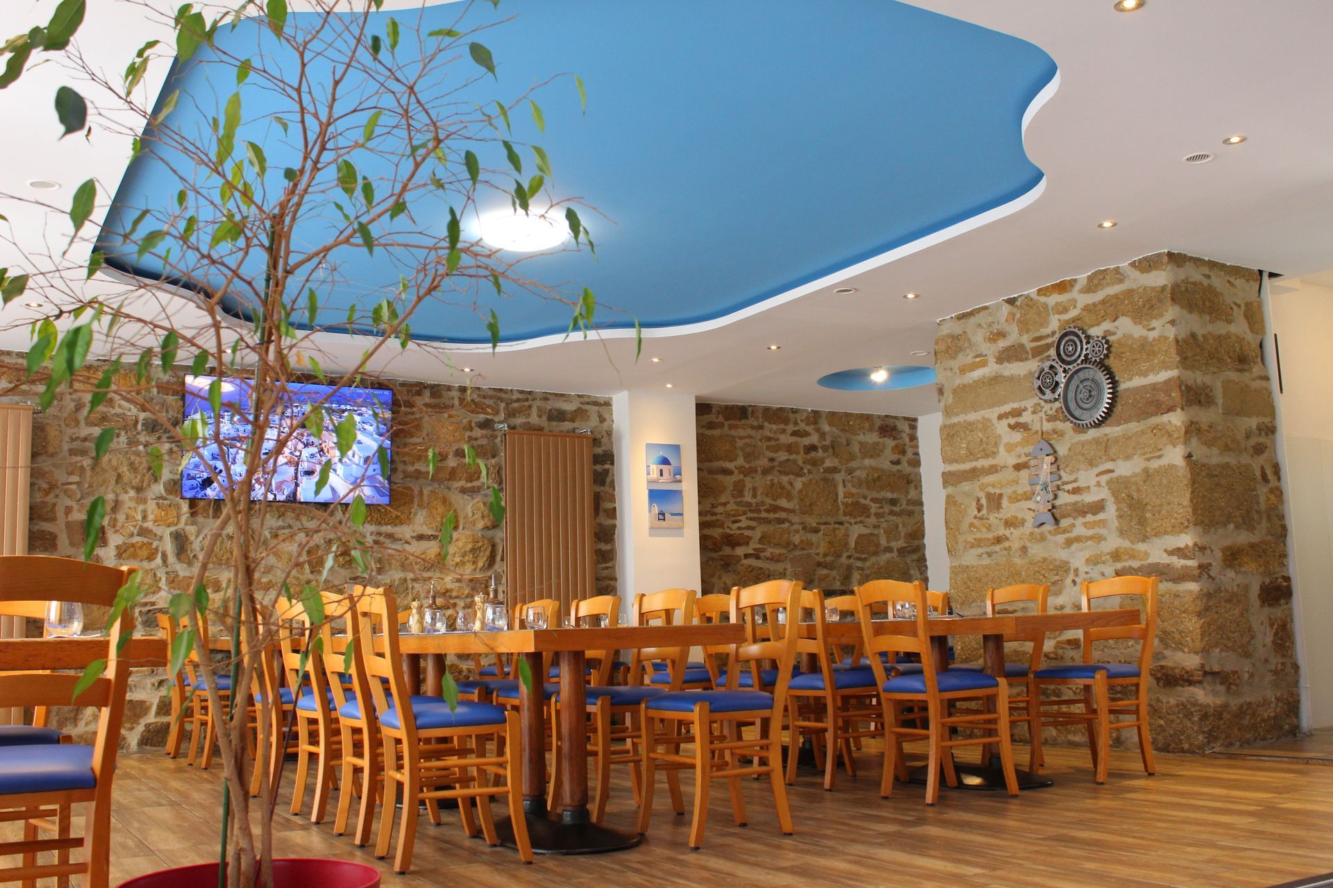 Une table avec une fourchette et des salières et poivrières dessus