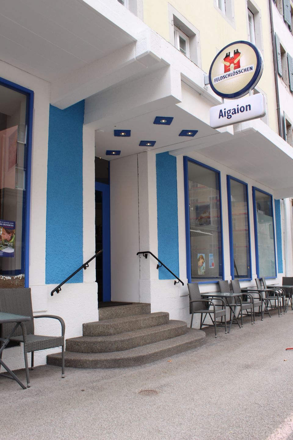 Un bâtiment bleu et blanc avec un panneau indiquant mission