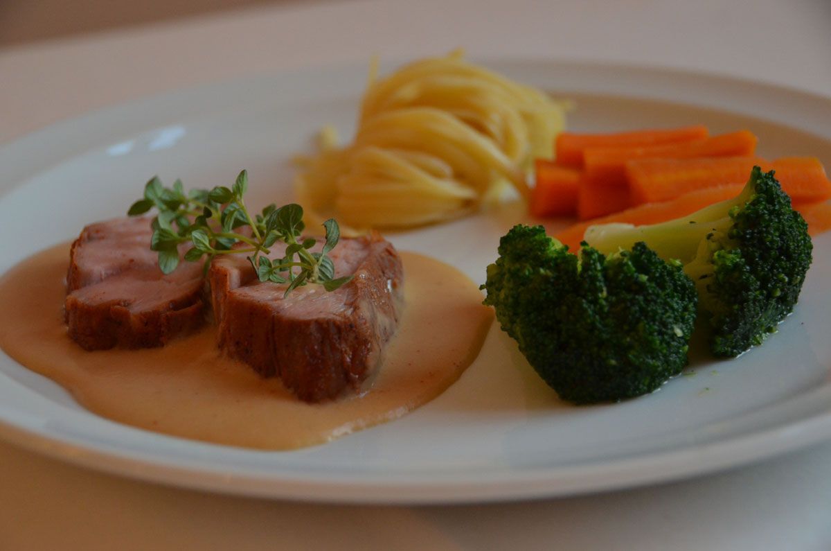 Gourmetgericht mit geschnittenem Fleisch, Brokkoli, Karotten und Nudeln in Soße