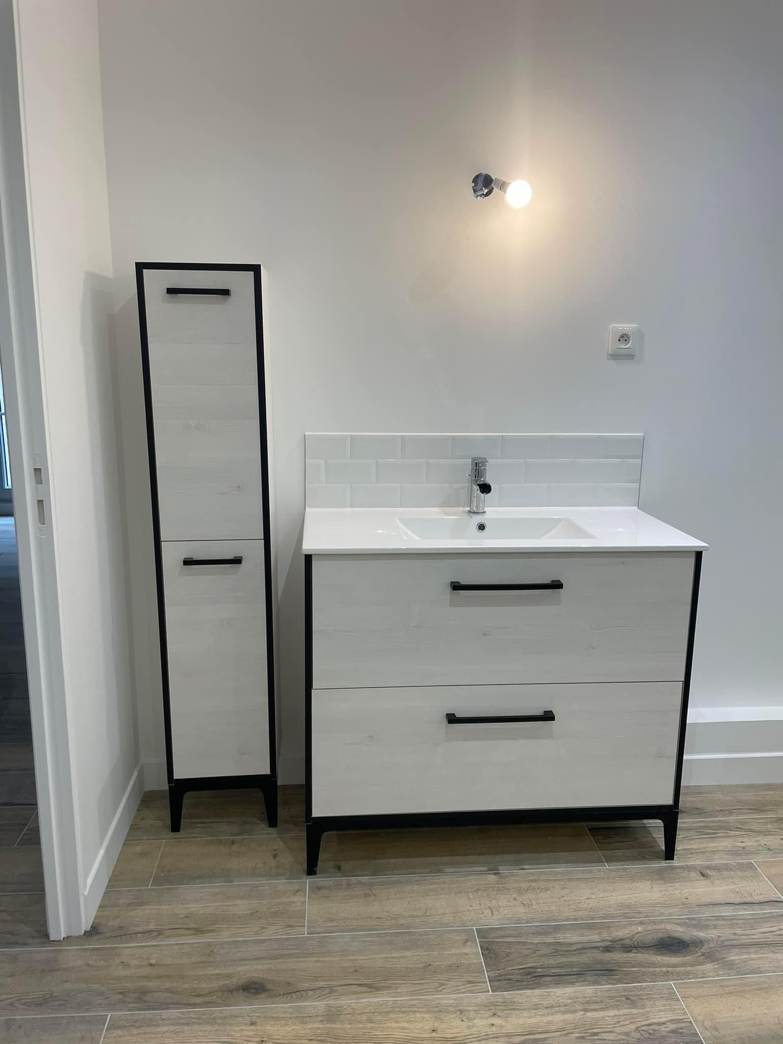 Meubles de salle de bains noirs et blancs