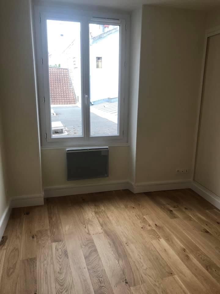 Pièce avec un parquet rénové au sol