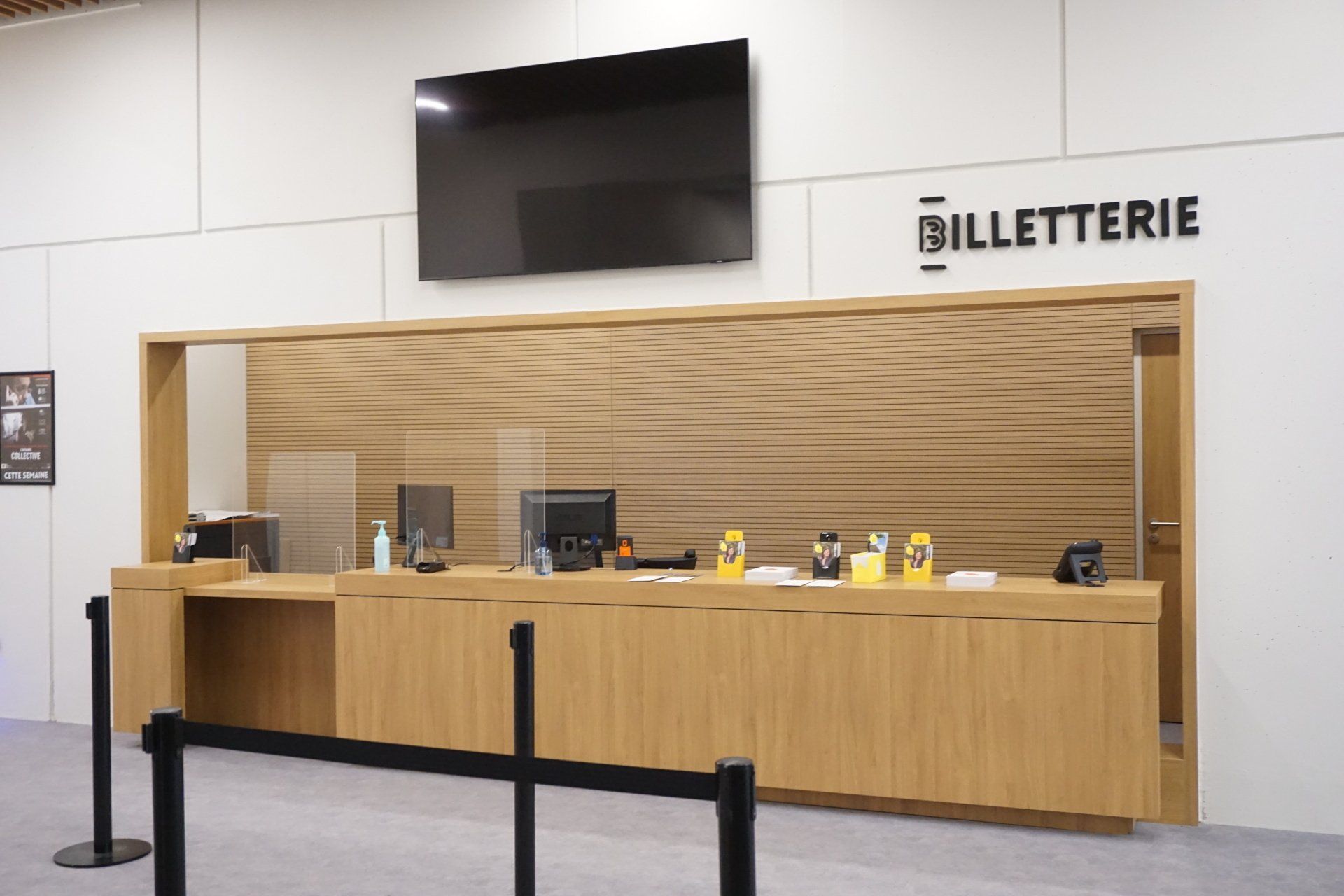 Bureau d'accueil en bois