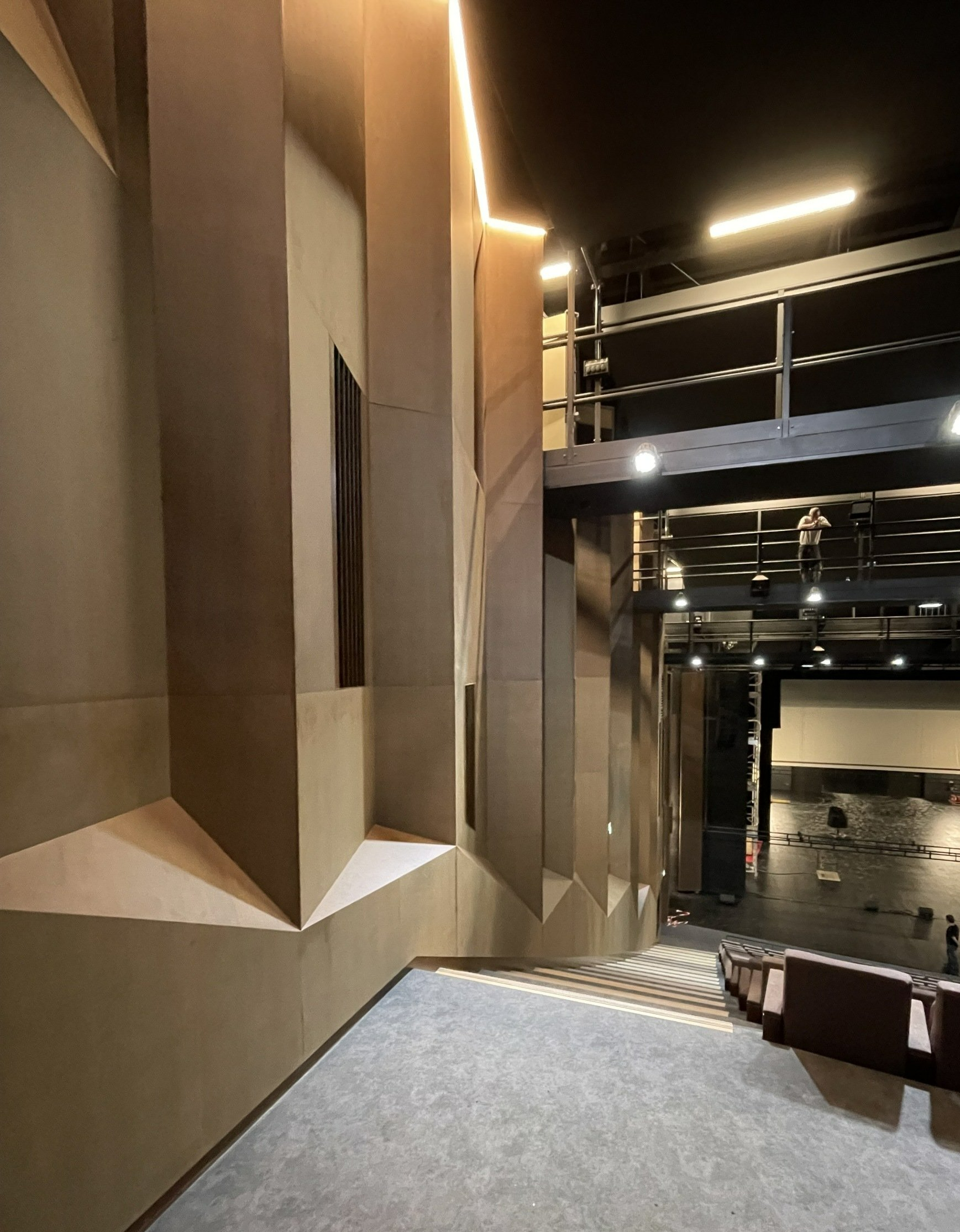 Mur d'auditorium en bois