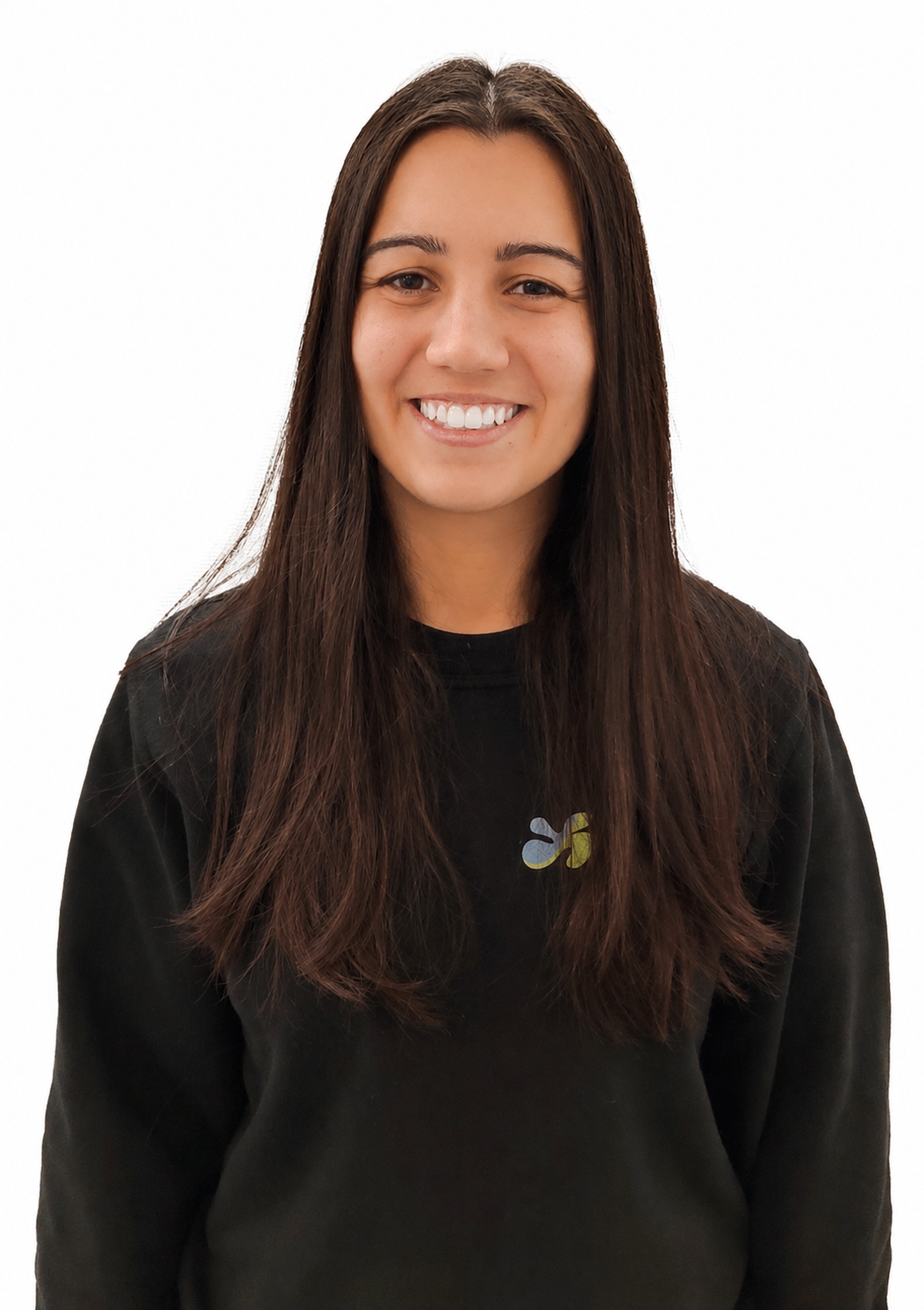 Femme souriante aux longs cheveux noirs, portant un sweat-shirt noir.