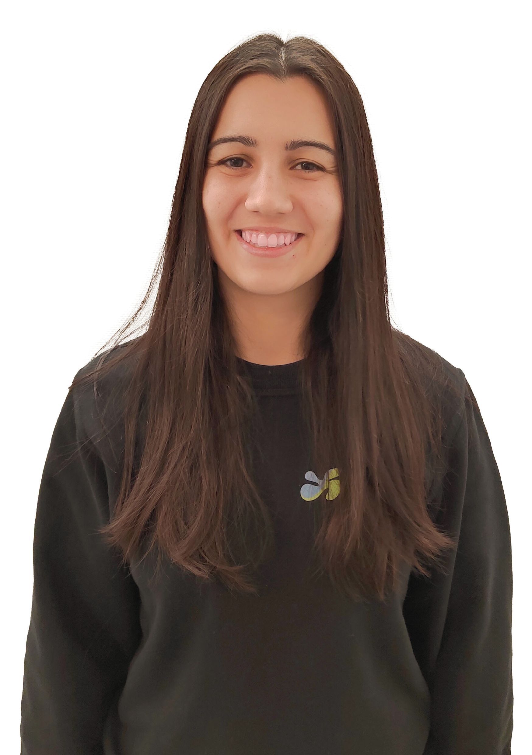 Femme souriante aux longs cheveux noirs, portant un sweat-shirt noir.