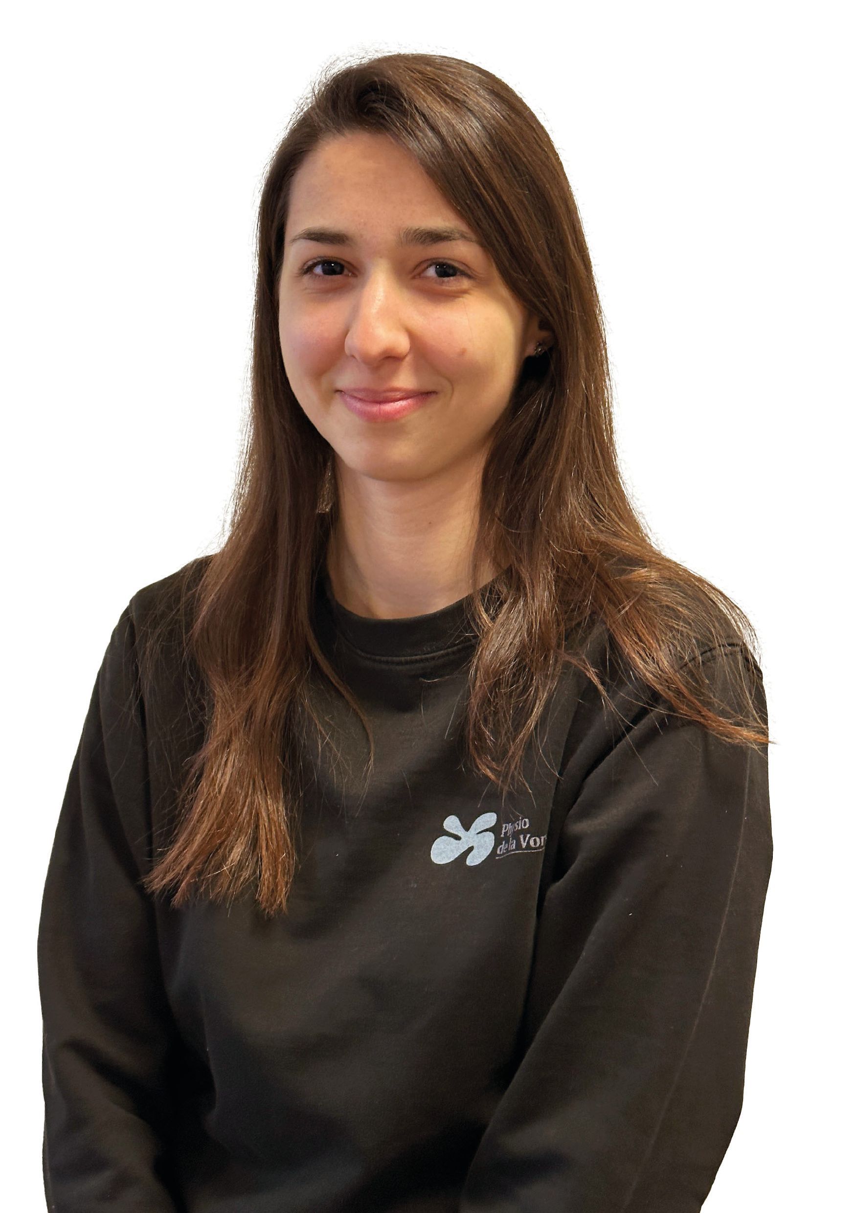 Femme aux longs cheveux bruns, souriante, portant un sweat-shirt noir orné d'un petit emblème bleu clair.