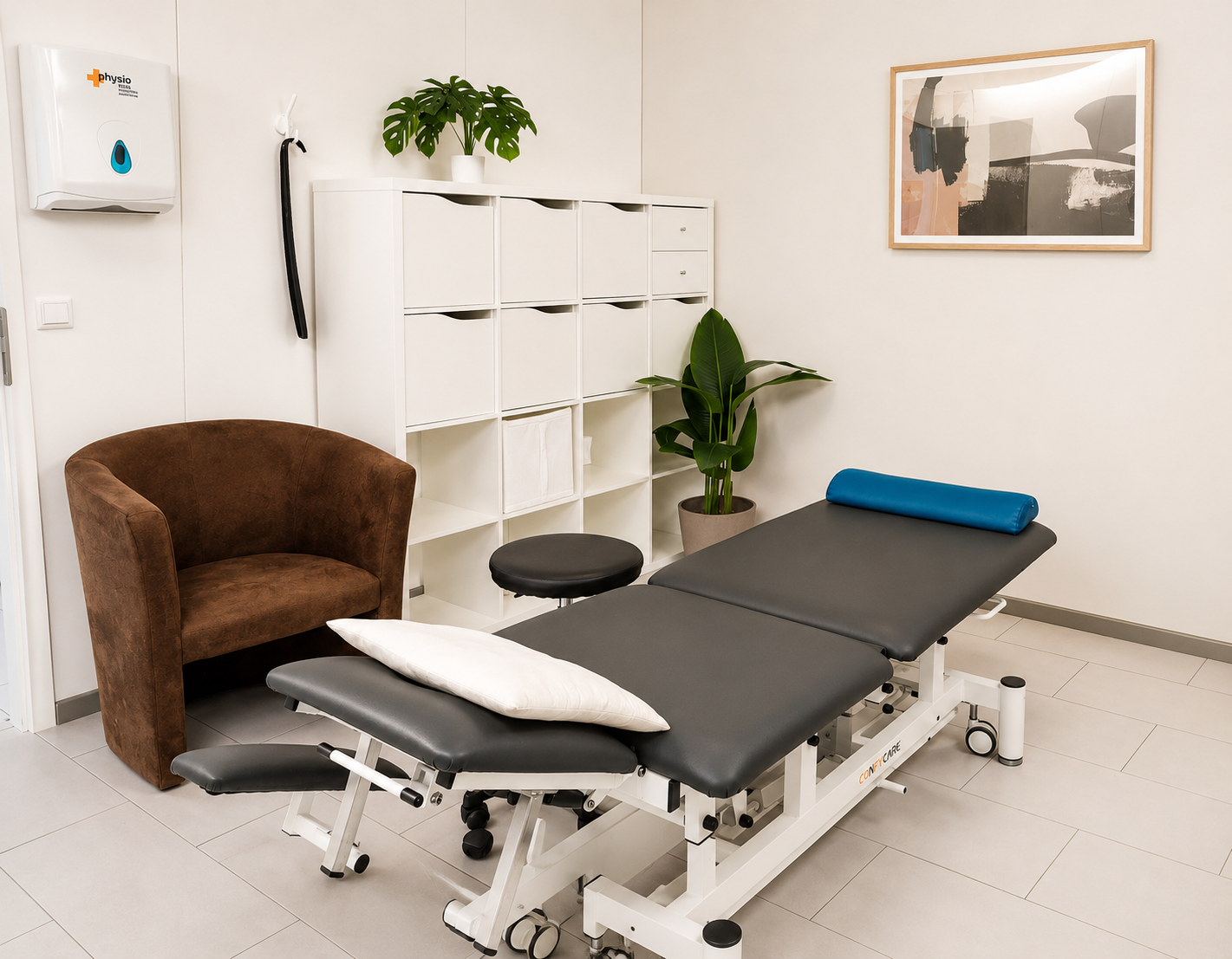 Salle de soins médicaux avec table d'examen noire, casiers blancs, chaise marron et plantes en pot