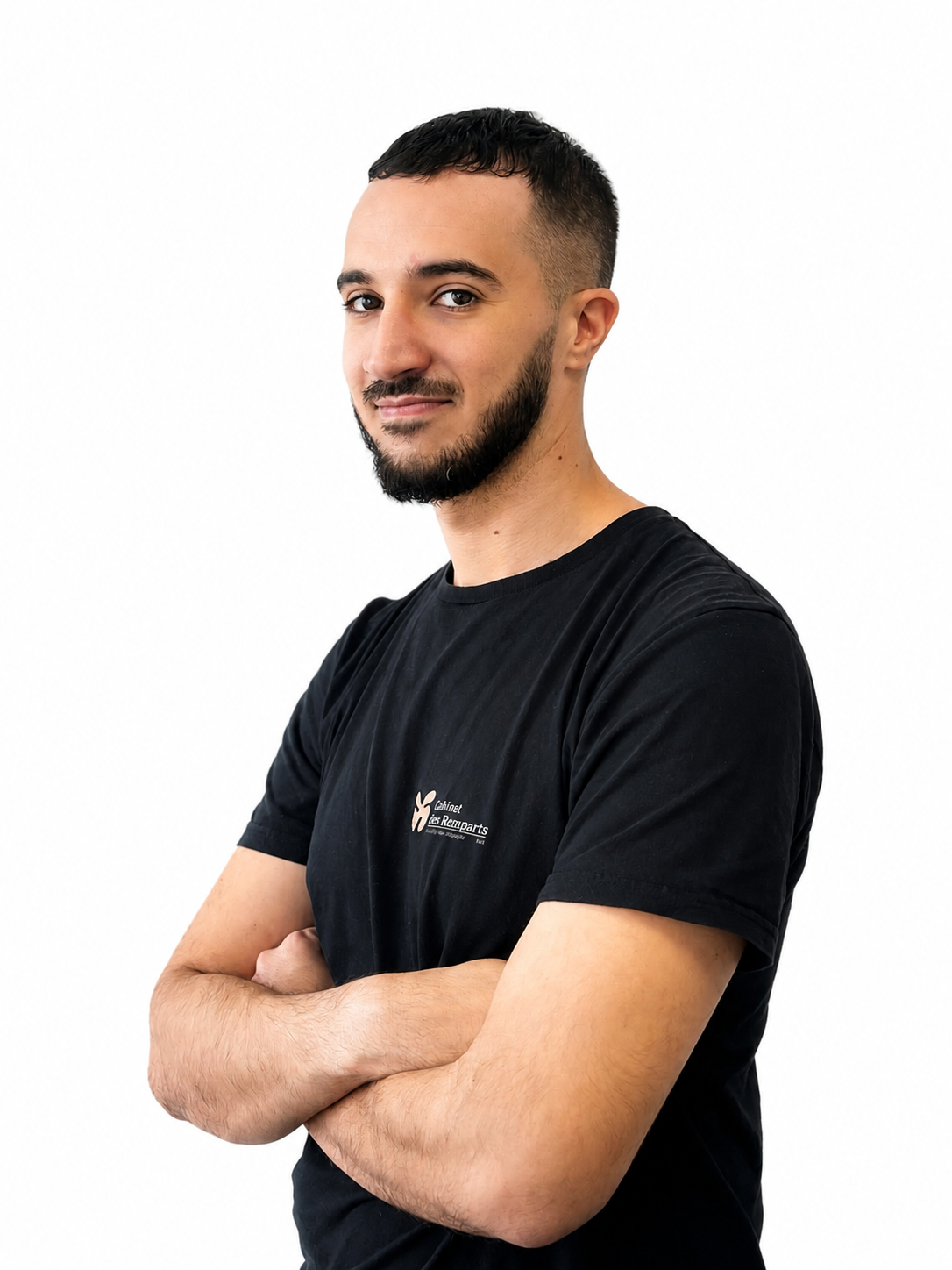Un homme portant un t-shirt foncé avec un logo regarde droit dans l'objectif.