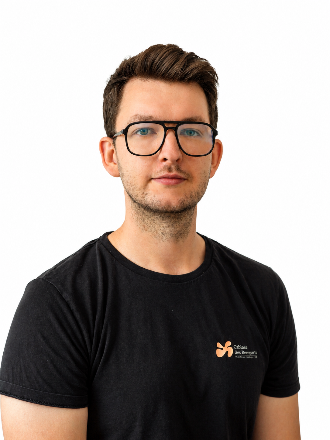 Homme à lunettes portant une chemise noire, regardant l'objectif. Fond blanc.