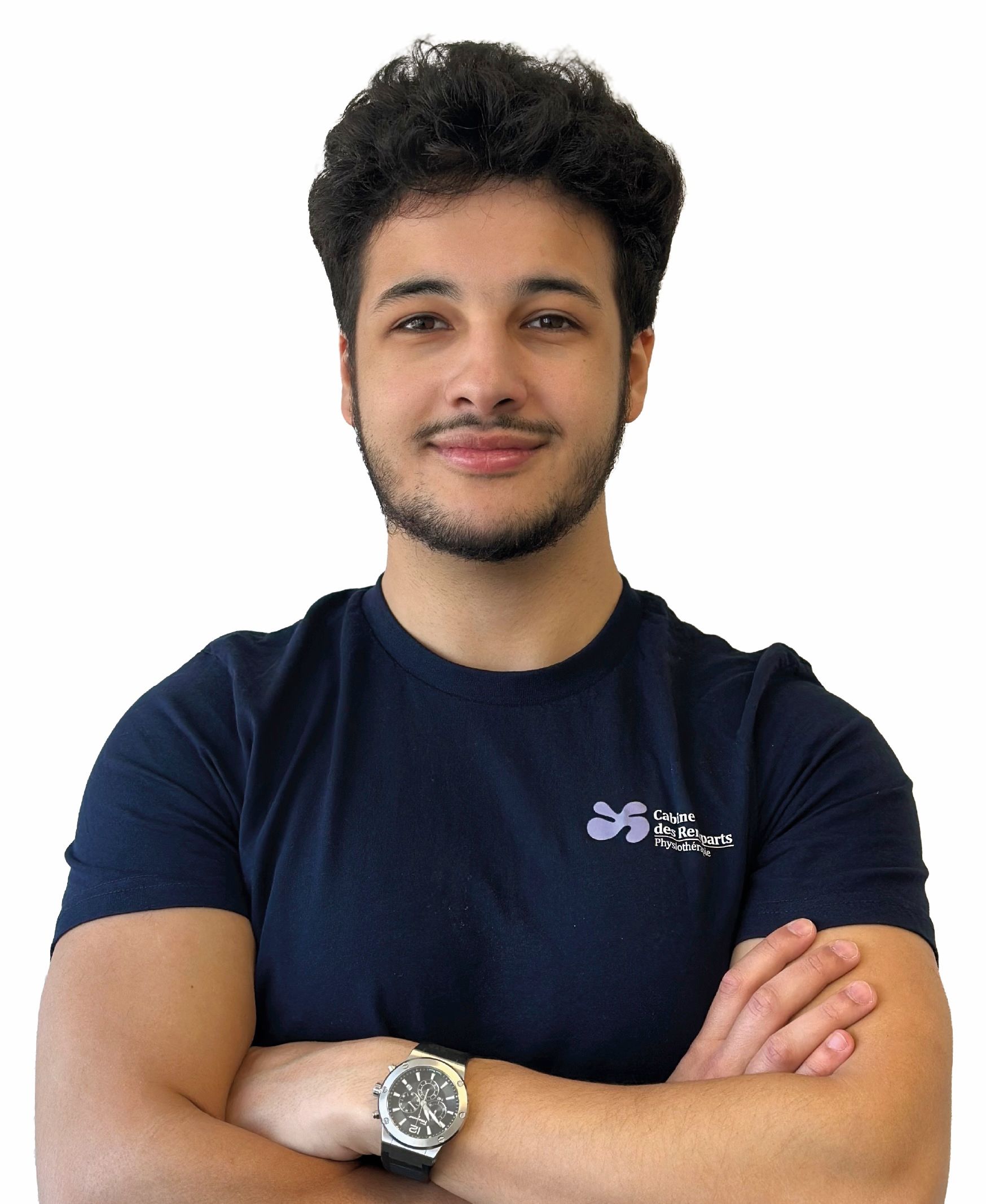 Personne les bras croisés, portant un t-shirt bleu marine et une montre, souriant sur fond blanc