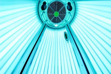 Person hat einen Fuß unter der UV-Lampe