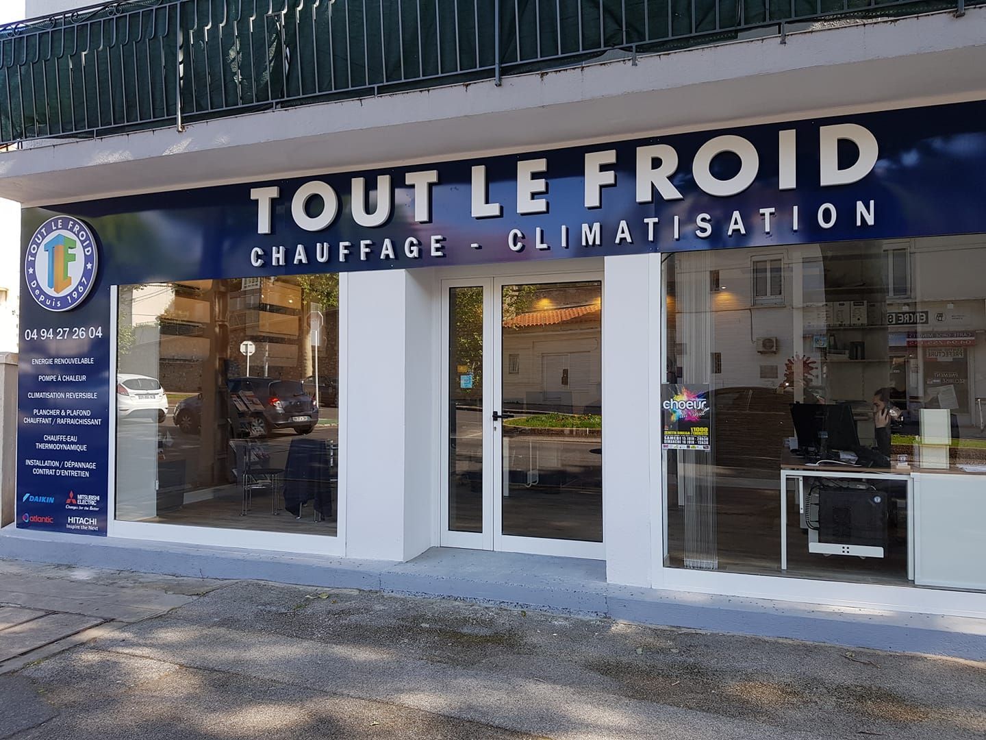 Salle d'exposition de climatiseurs avec unités murales et présentoir à brochures