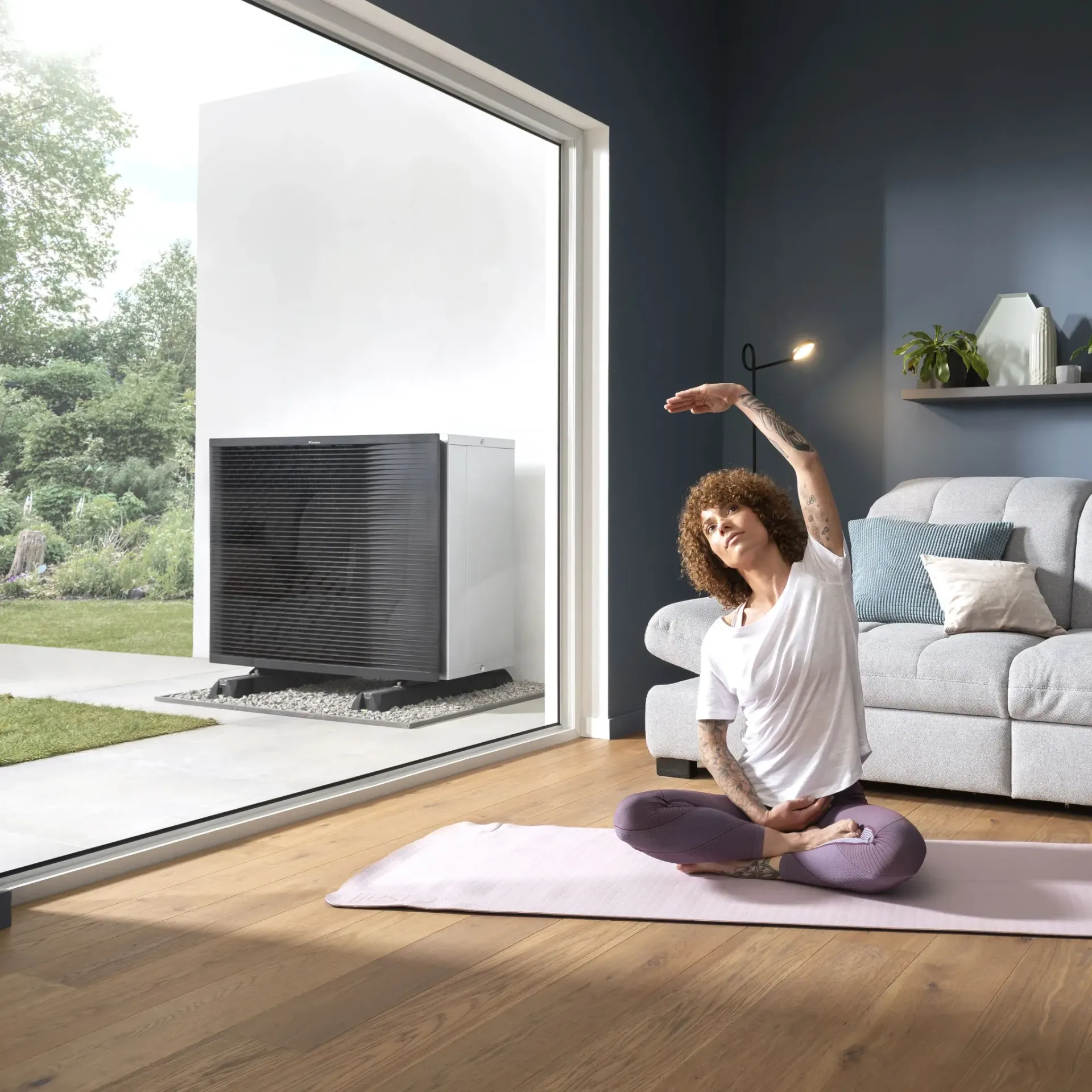 Radiateur blanc avec robinet thermostatique sur un parquet, contre un mur blanc.