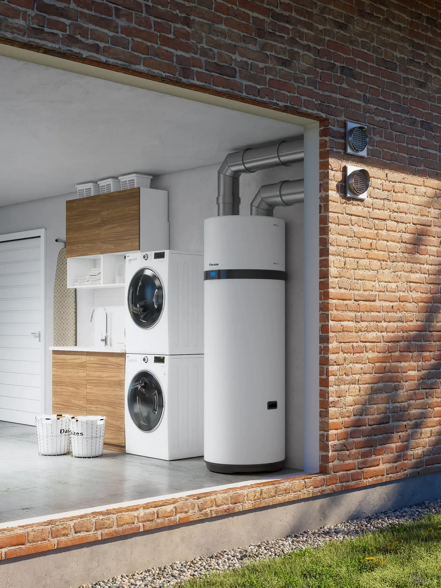 Chauffe-eau et réservoir cylindrique blanc avec tuyaux et vannes dans une buanderie contre un mur texturé.