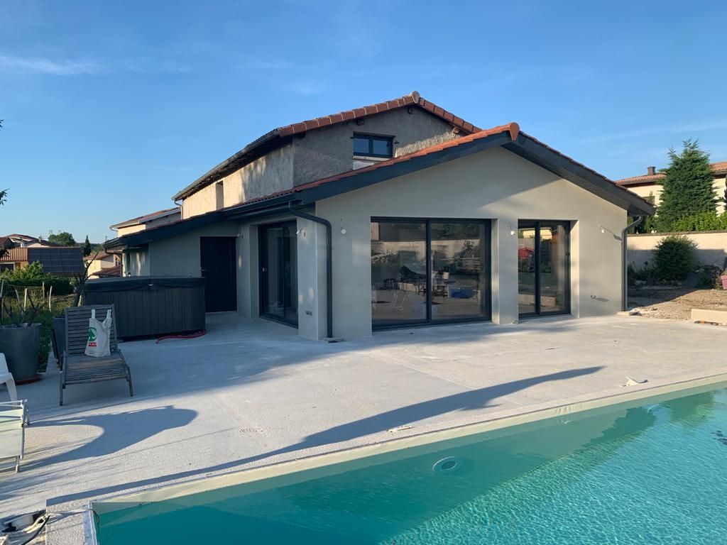 Terrasse en dalles grise.