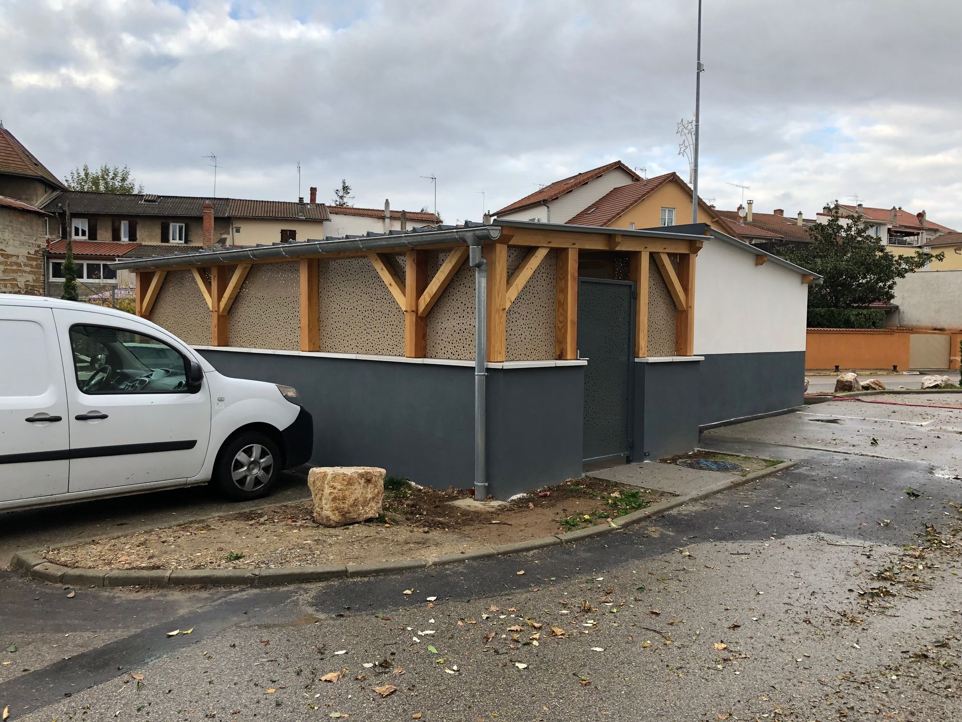 Construction d'un local à poubelle.