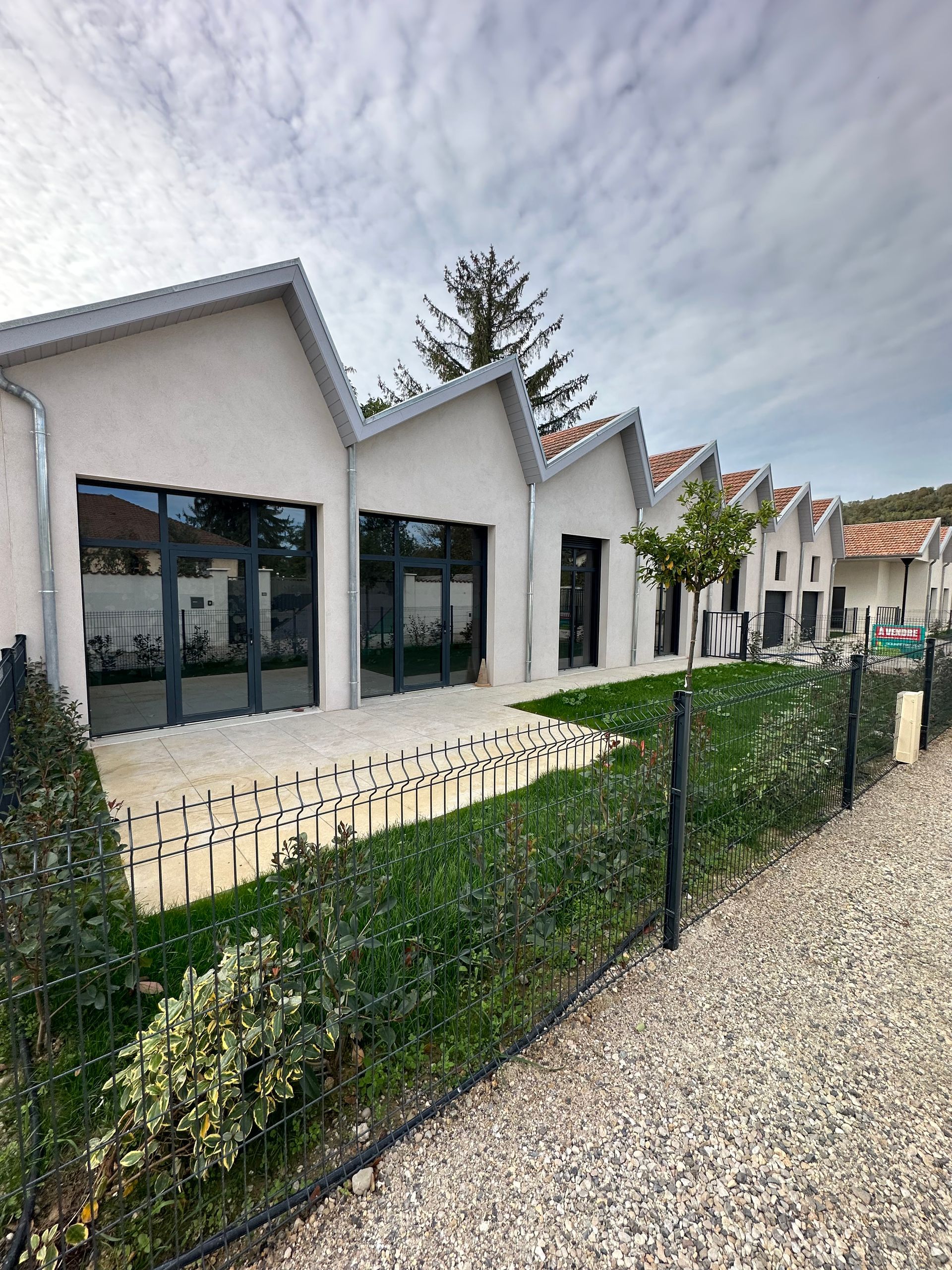 Construction de petites maisons mitoyennes, plain-pied.