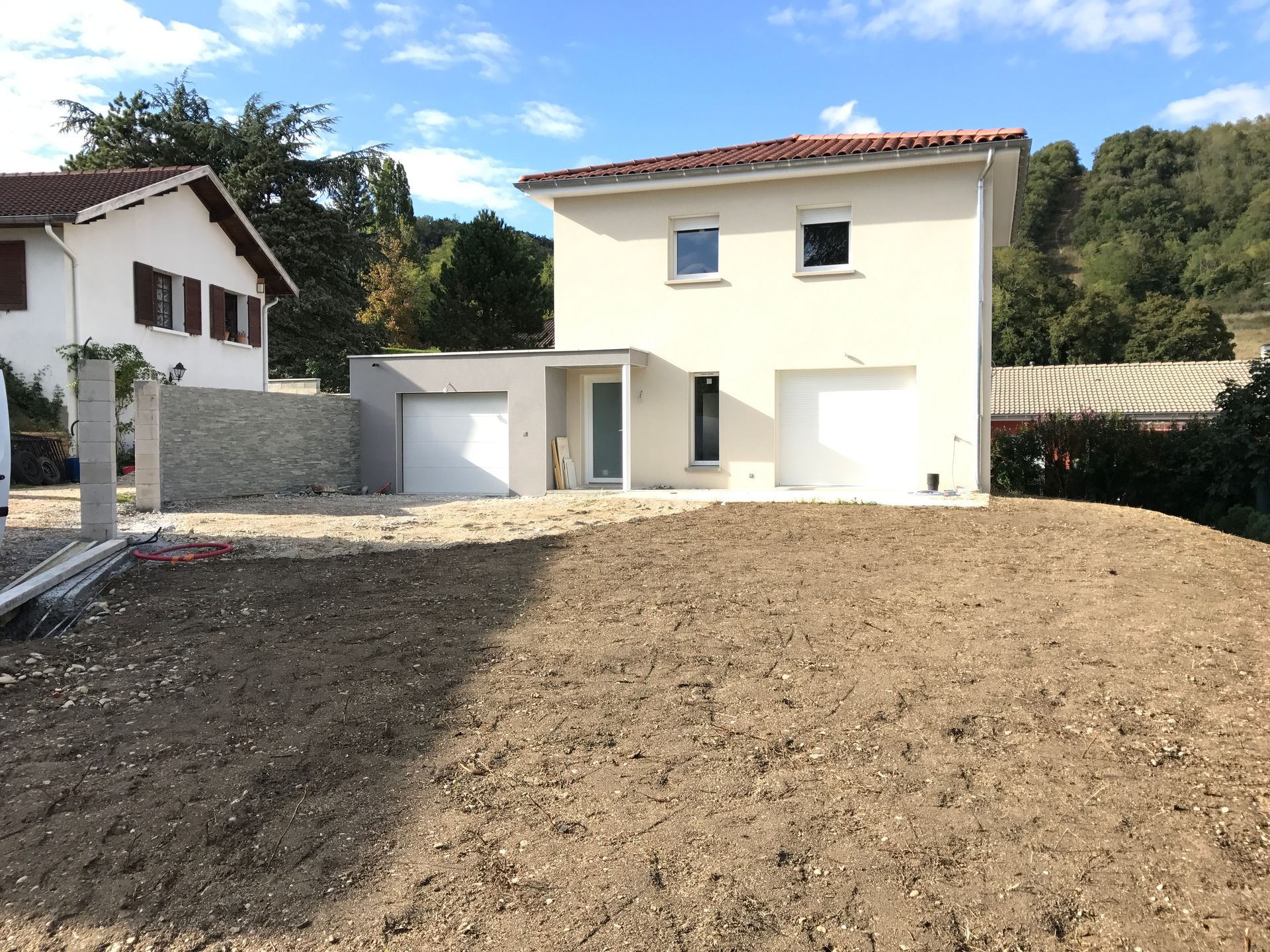 Construction de maison individuelle avec garage.