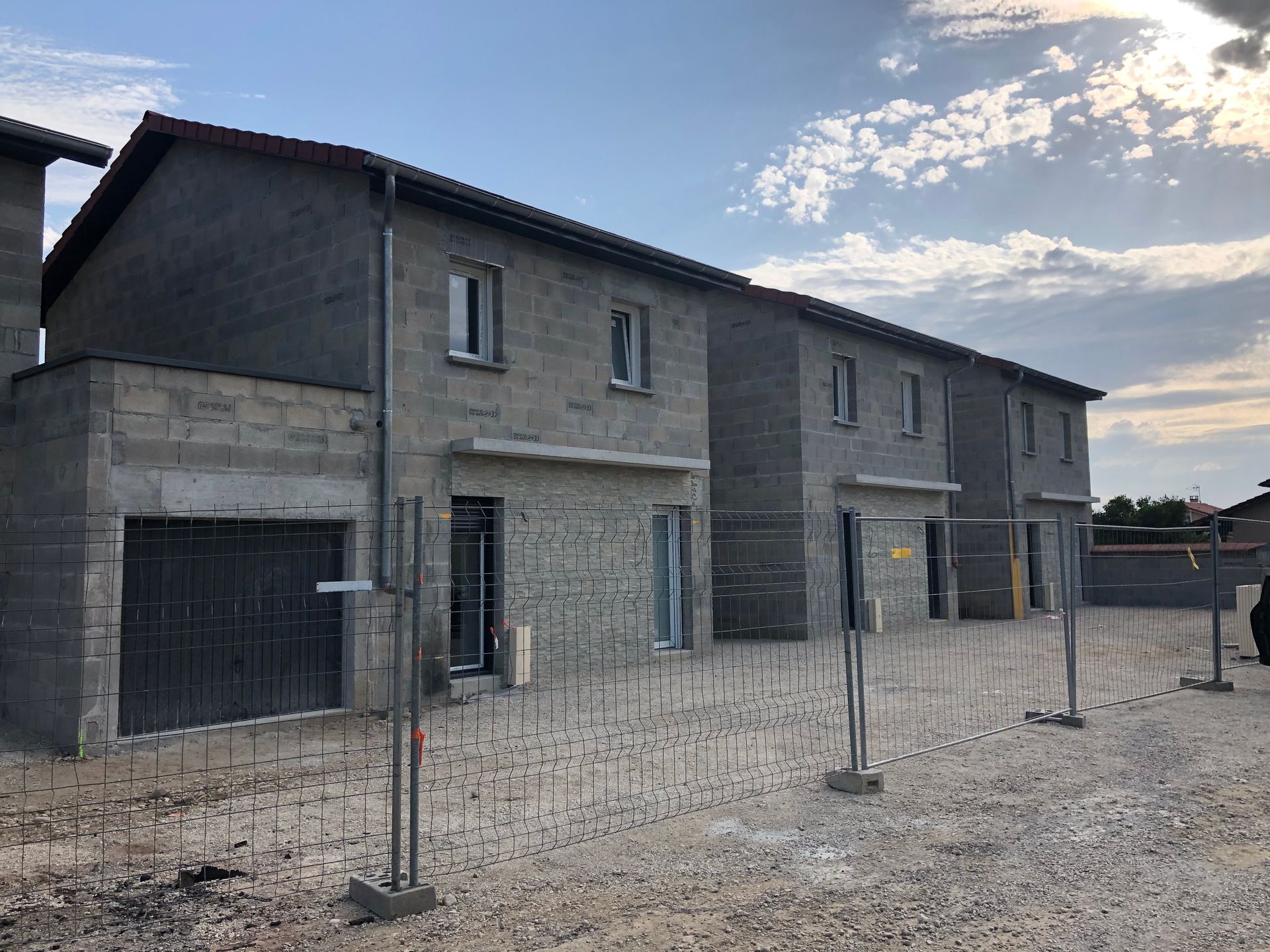 Construction de 3 maisons identiques.