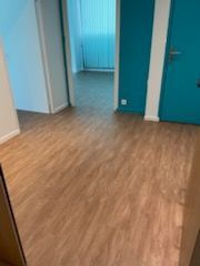 Pose de sol PVC finition parquet à l'étage d'une maison