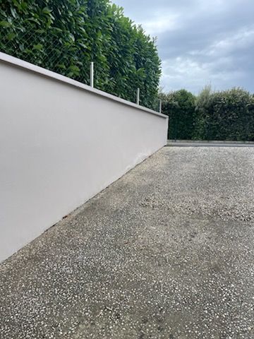 Mur de clôture peint