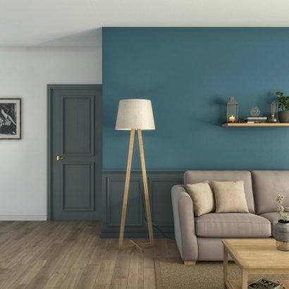Salon tout neuf rénové avec un canapé marron et un fauteuil gris