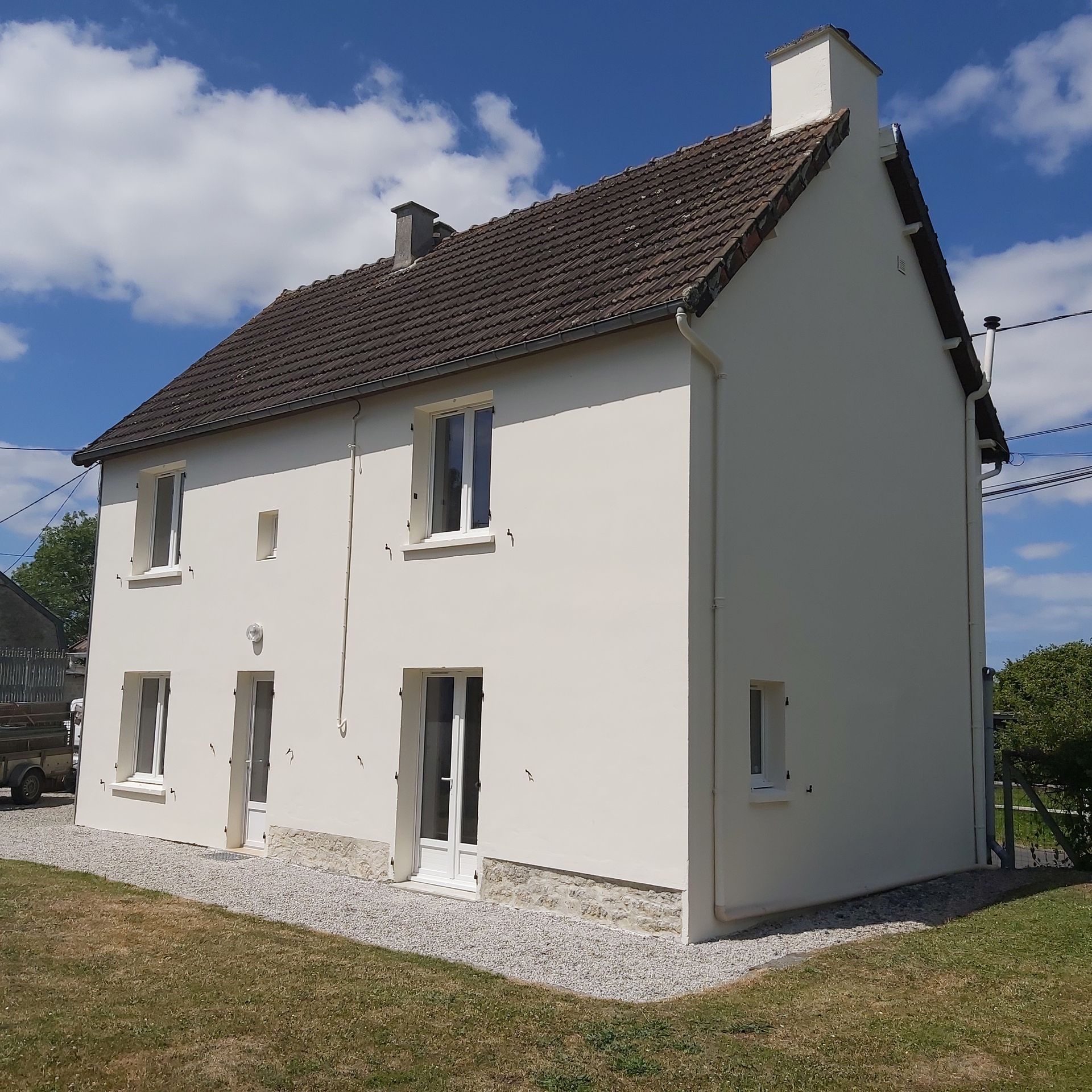 Maison dont la façade vient d'être peinte