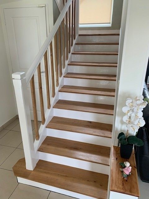 Peinture des contre-marches et de la rampe d'un escalier en blanc