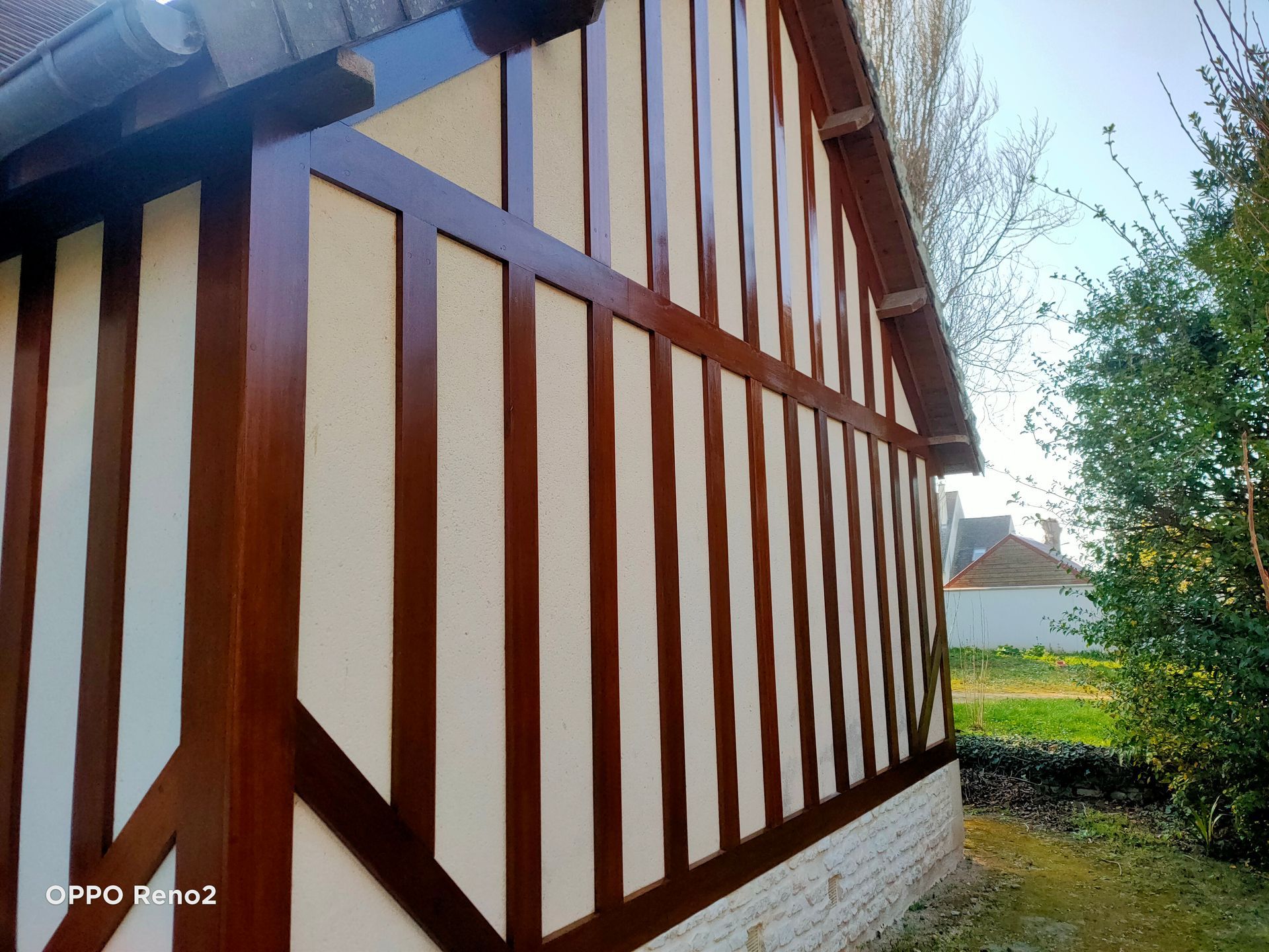 Façade de maison à colombage repeinte