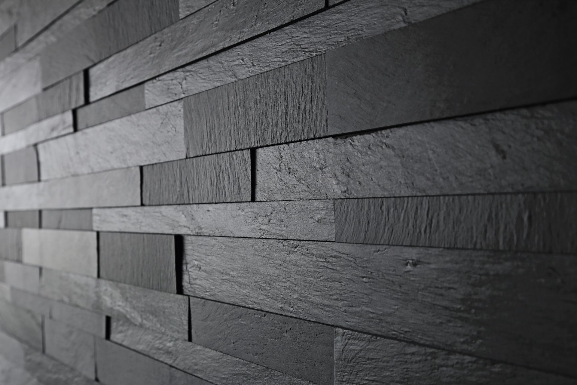 Revêtement mural noir en relief