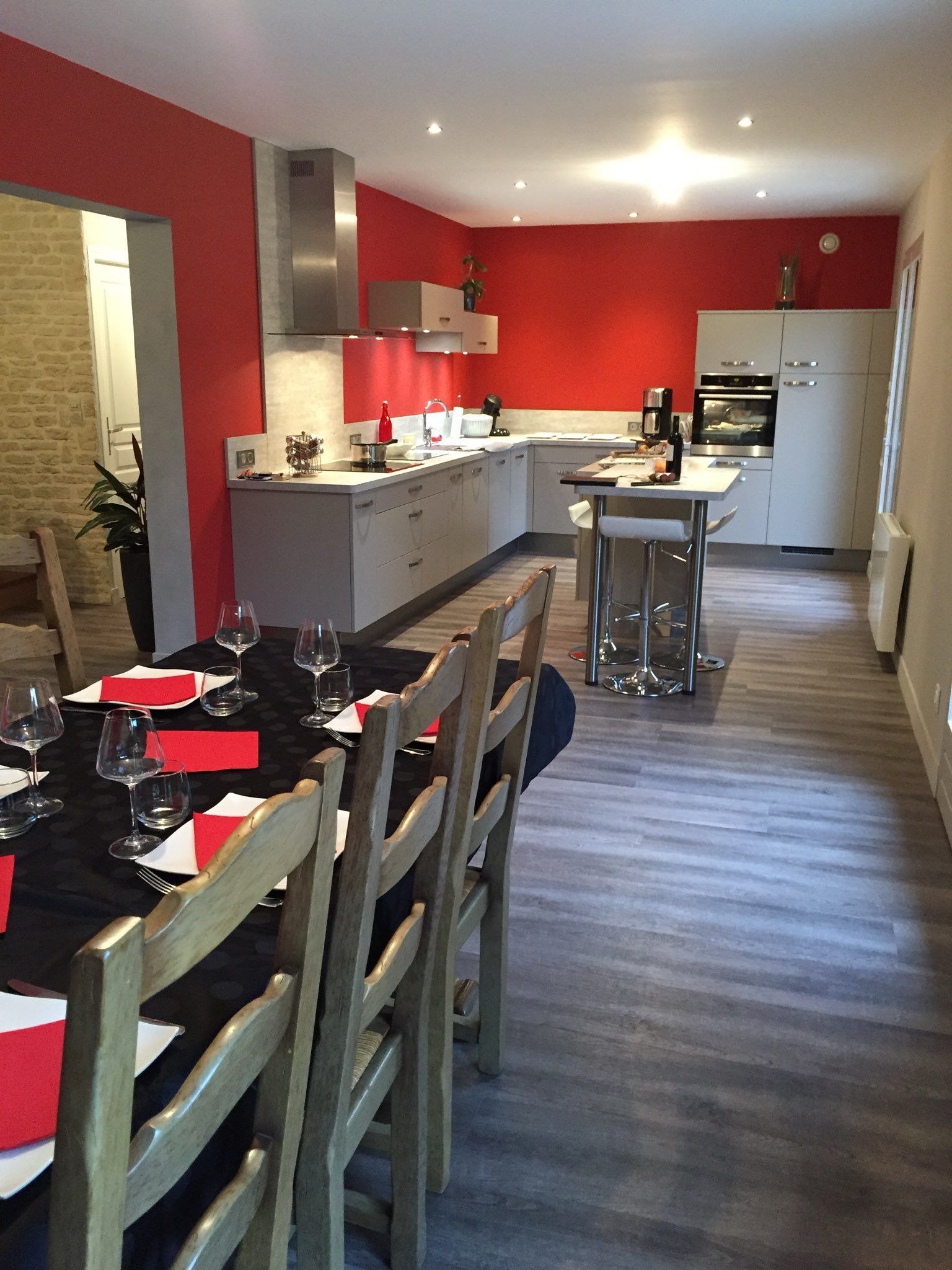 Murs peint en rouge dans une cuisine moderne