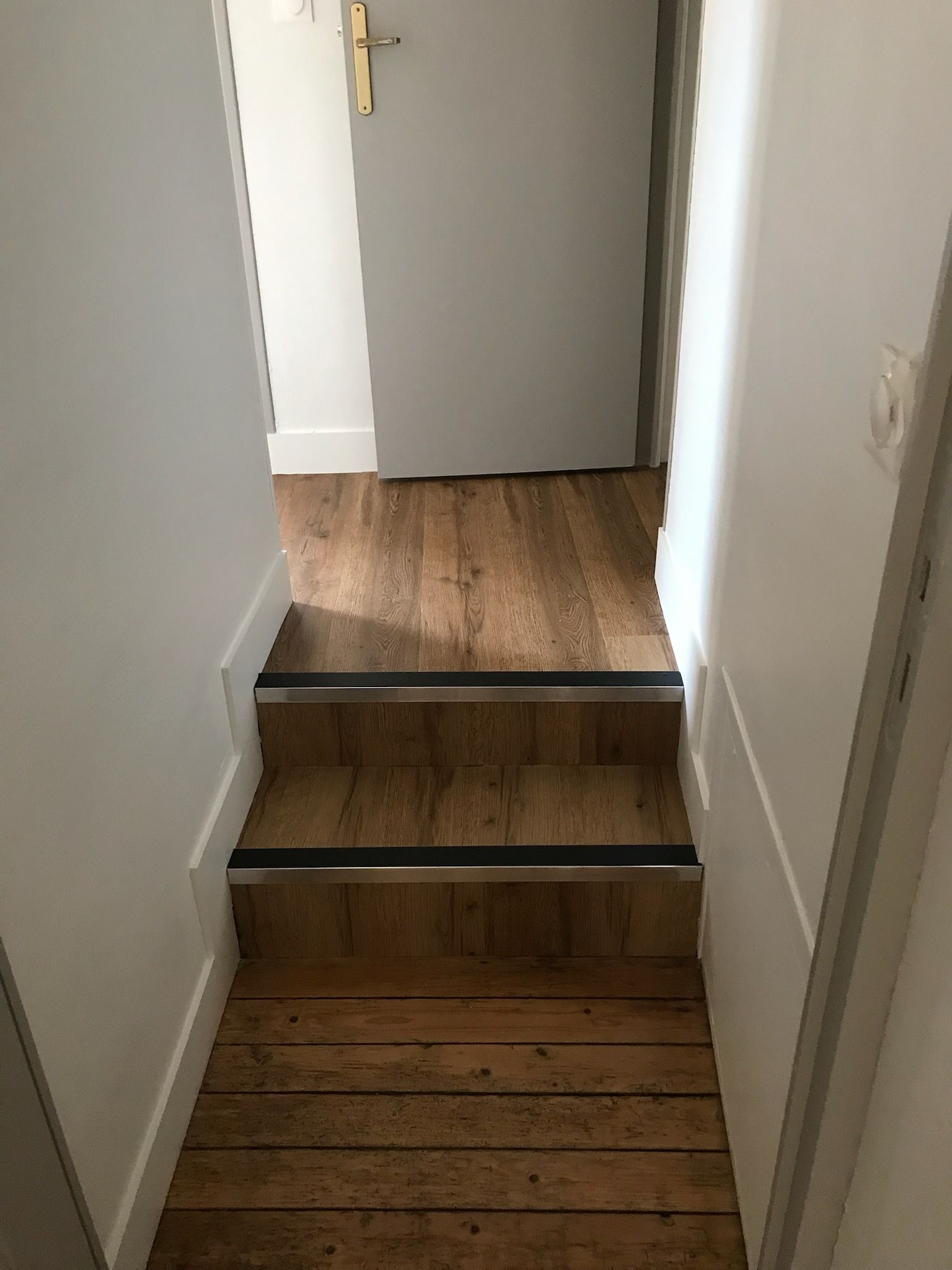 Pose de revêtement de sol souple dans un couloir et sur deux marches