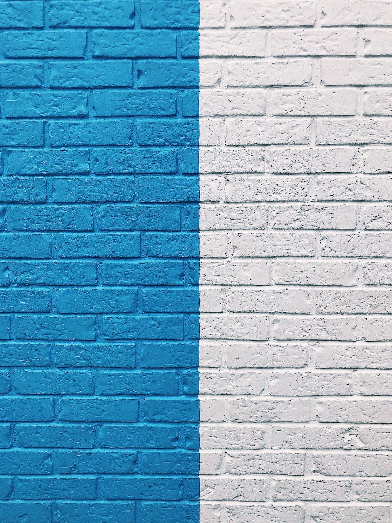 Mur en brique blanc et bleu