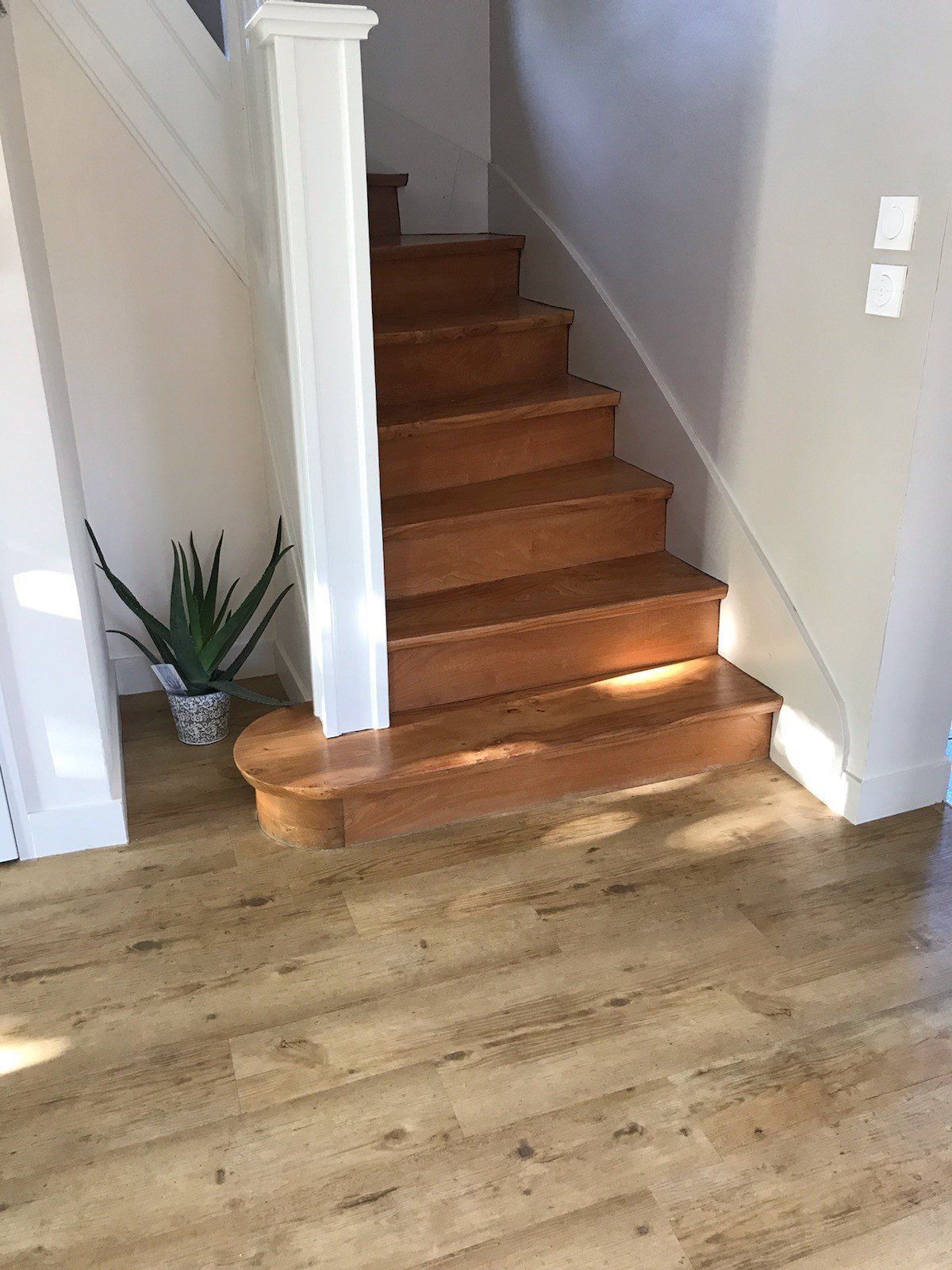 Revêtement en PVC finition parquet  au pied d'un escalier