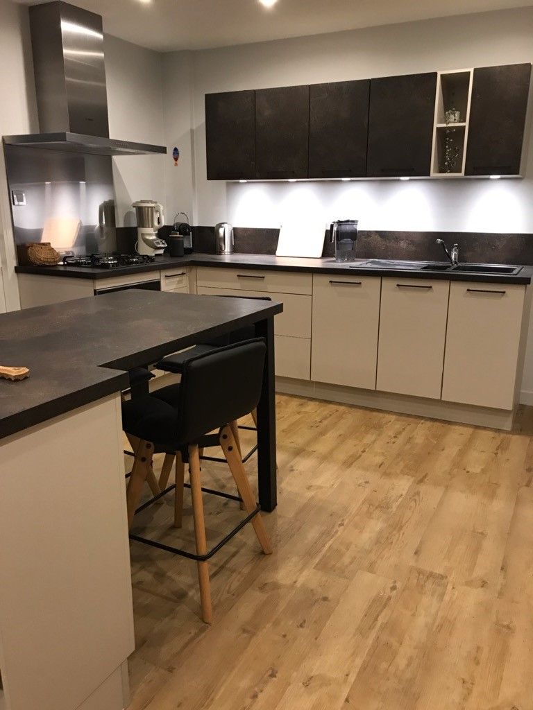 Sol souple en PVC imitation parquet dans une cuisine