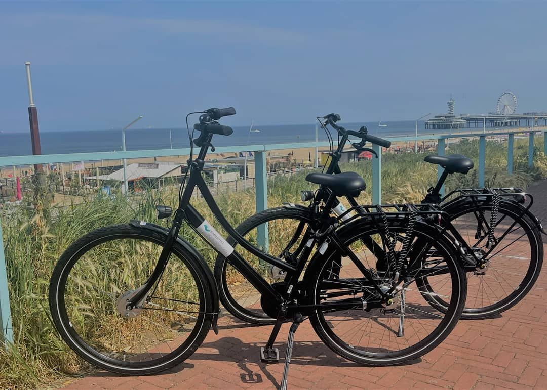 Drie fietsen staan ​​naast elkaar op het trottoir geparkeerd.