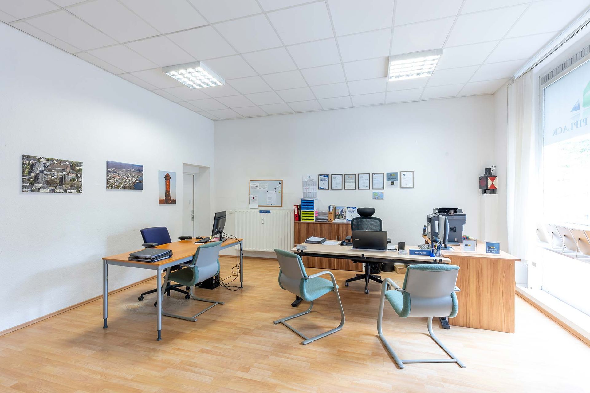 Ein Raum mit vielen Schreibtischen und Stühlen.