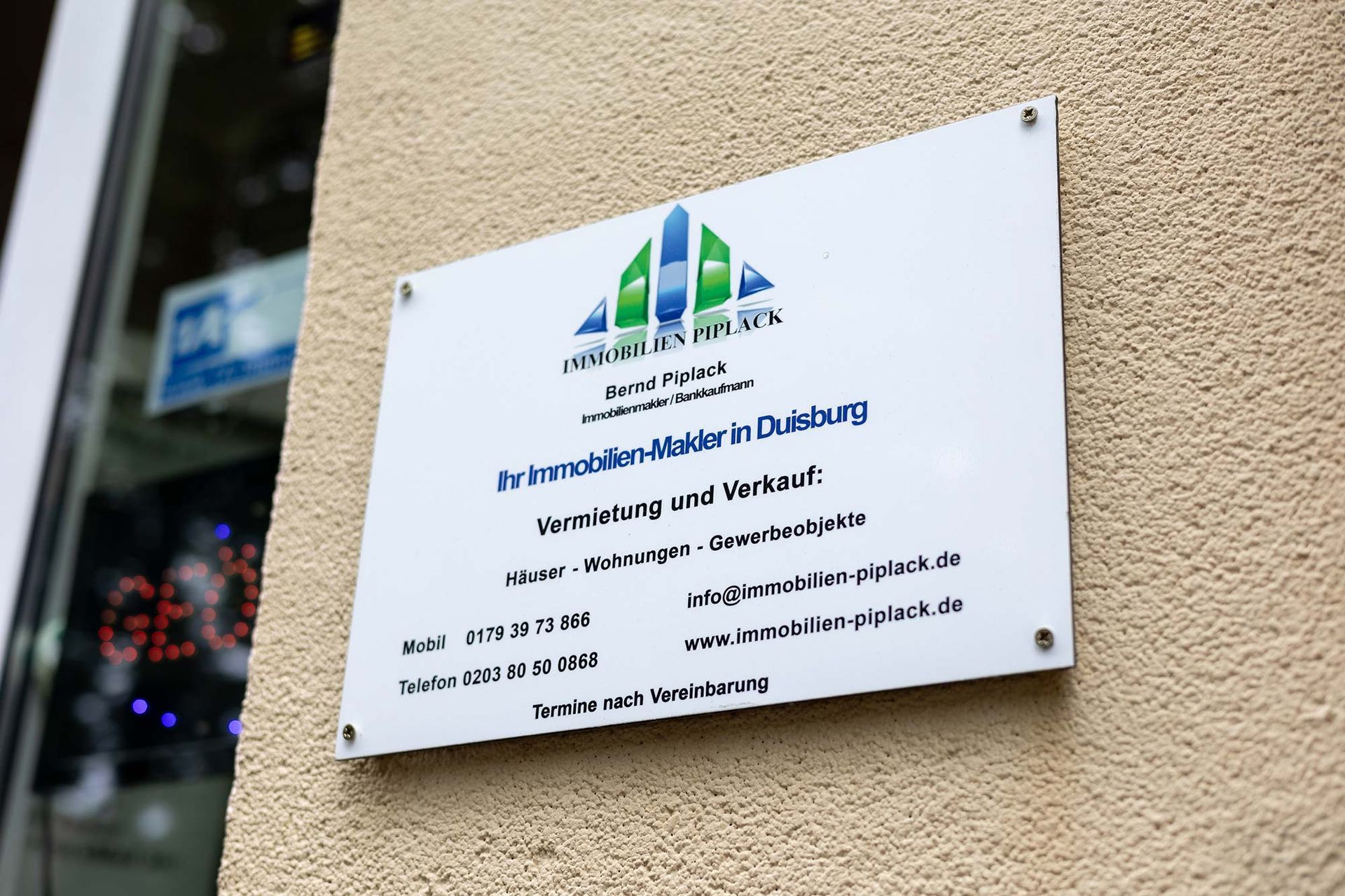 Ein Schild an der Seite eines Gebäudes mit der Aufschrift „a“