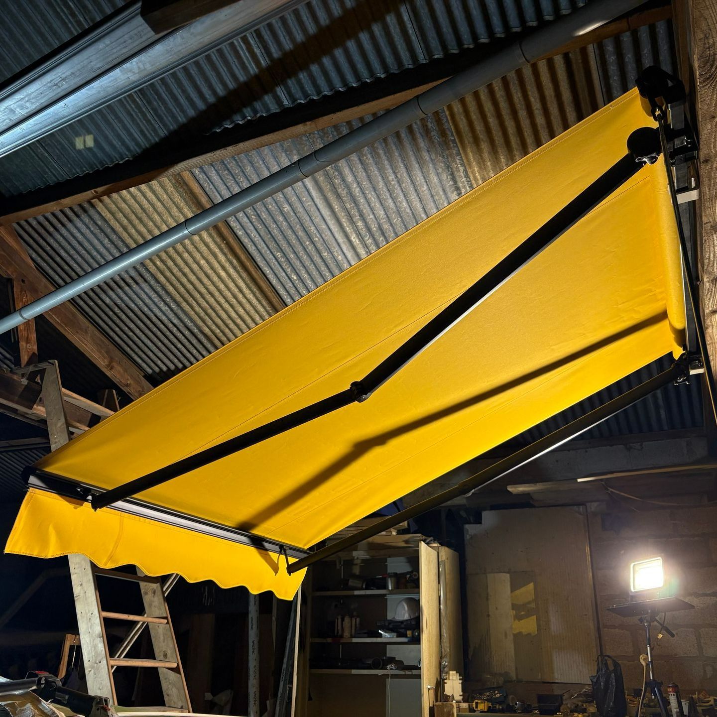 Un store jaune dans l'atelier de conception