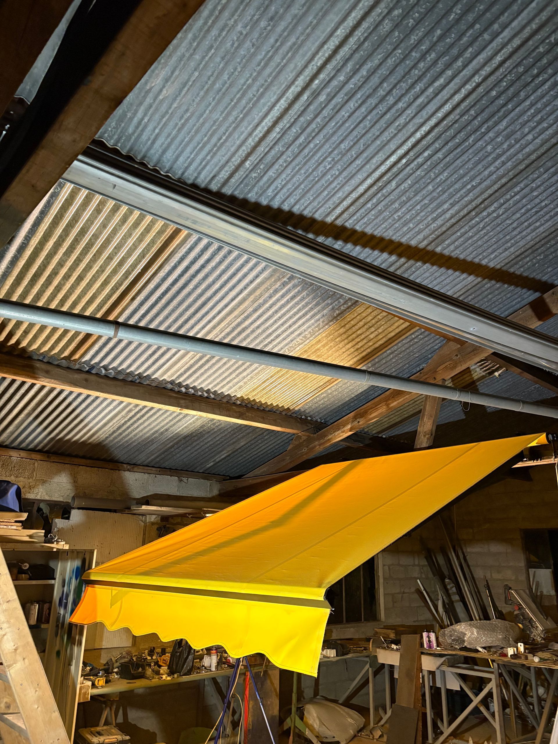 Un store jaune dans l'atelier de fabrication