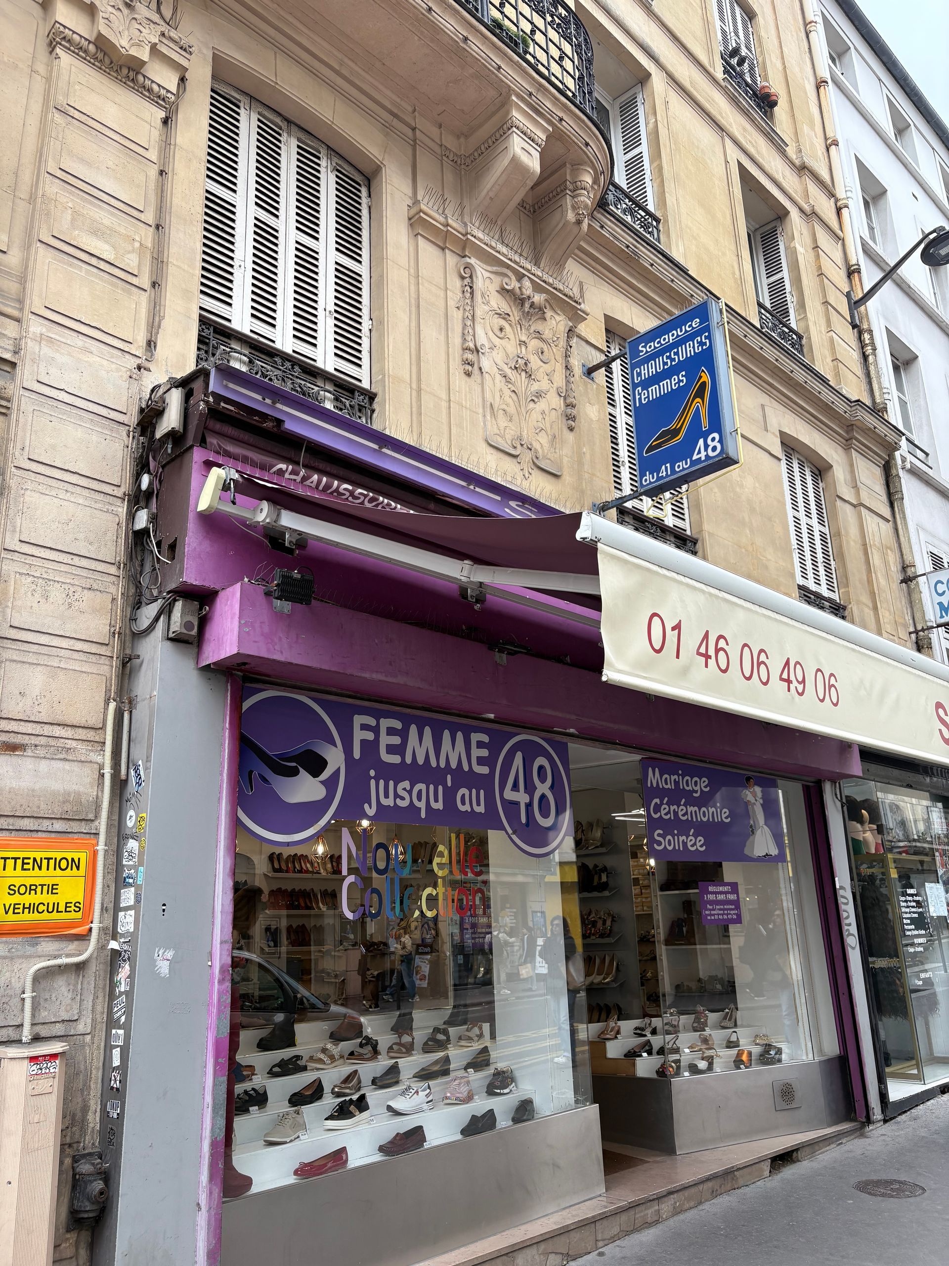 Un store violet devant un magasin de vêtement