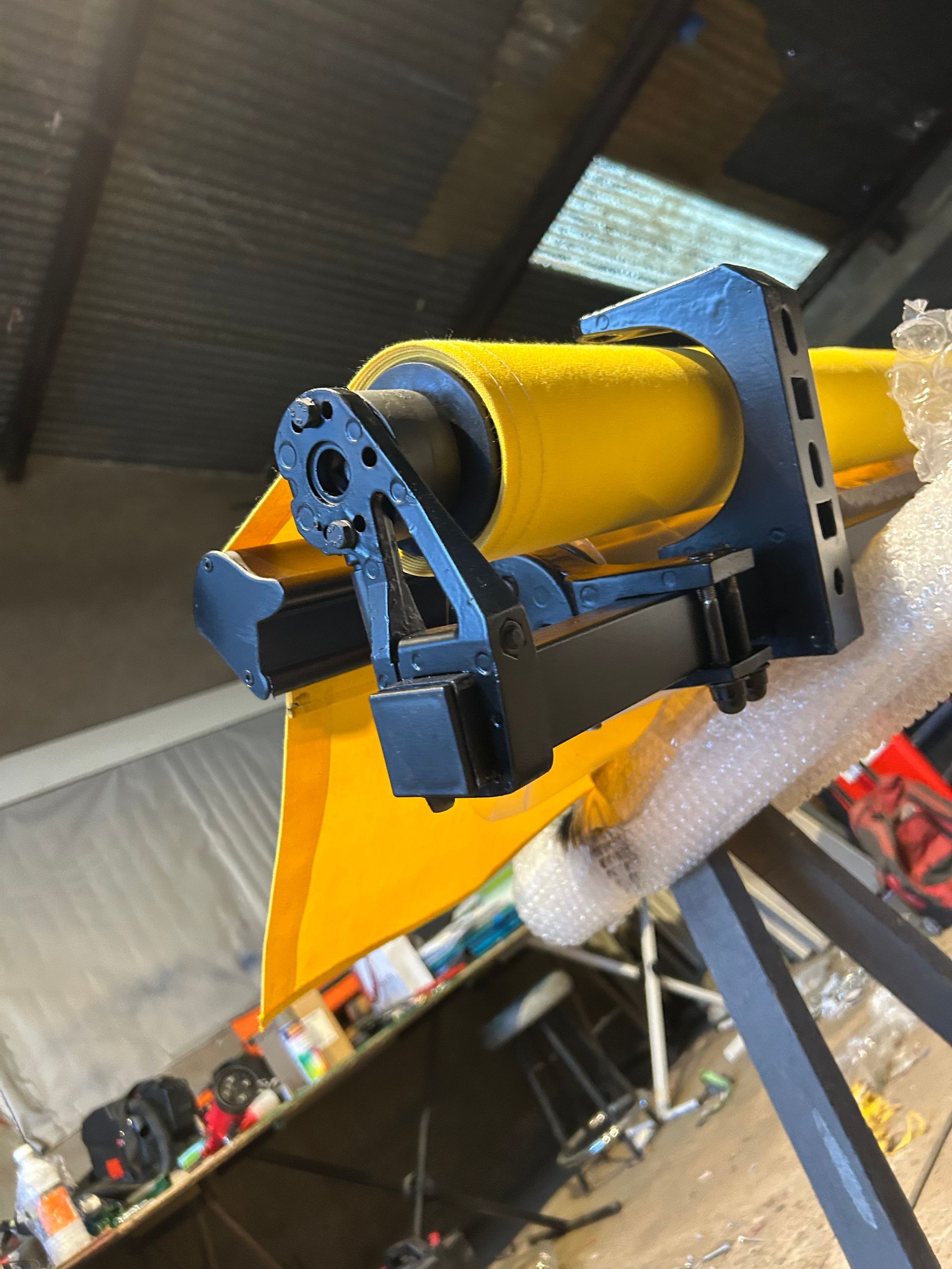 Le mécanisme d'un store jaune