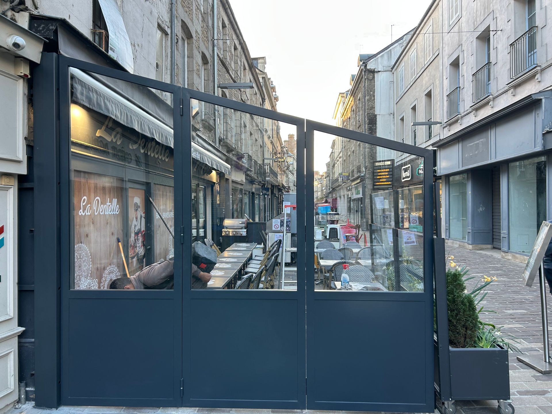 Une véranda en cours de construction devant un restaurant