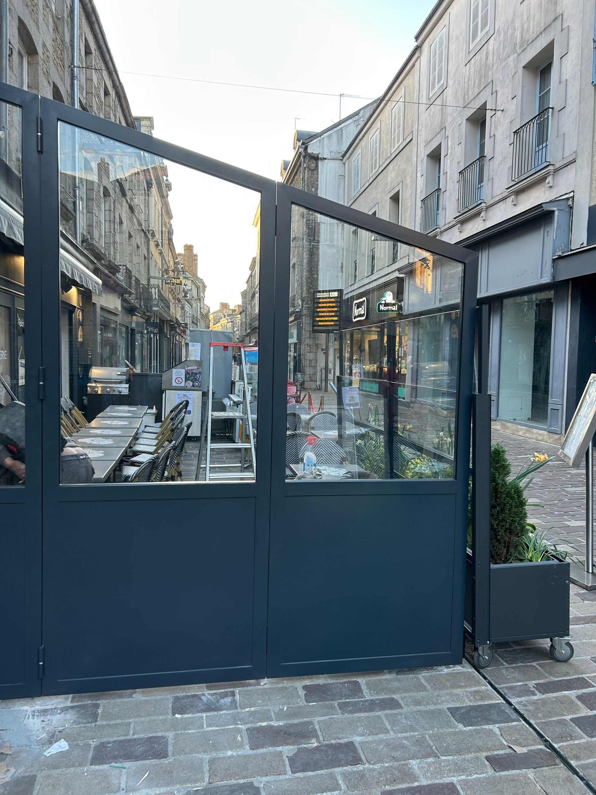 Un paravent métallique