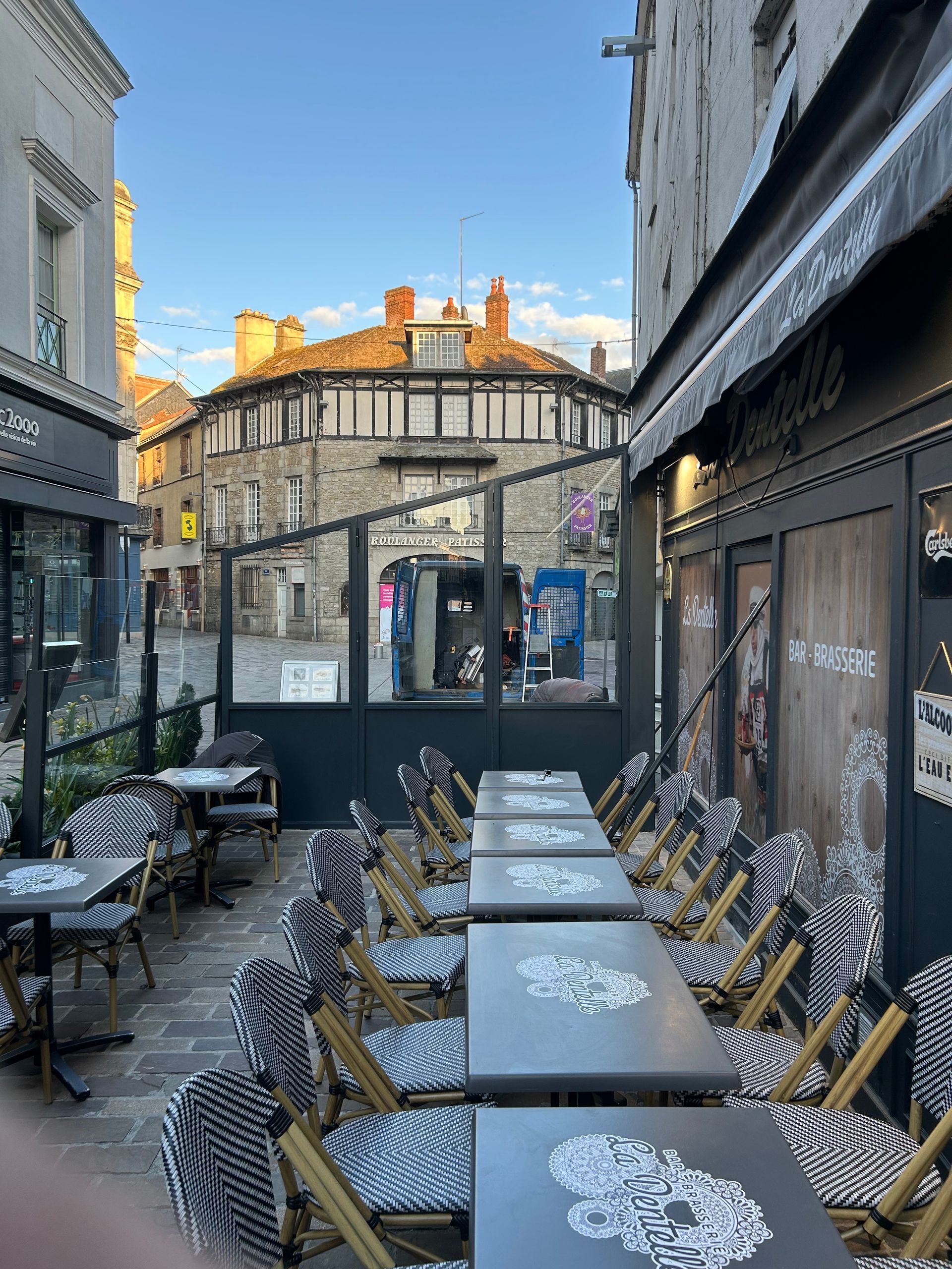 Une véranda en cours de construction avec des tables