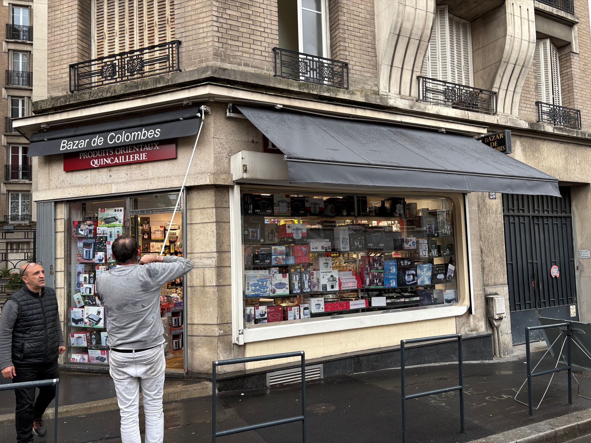 Des stores gris qu'on bougent