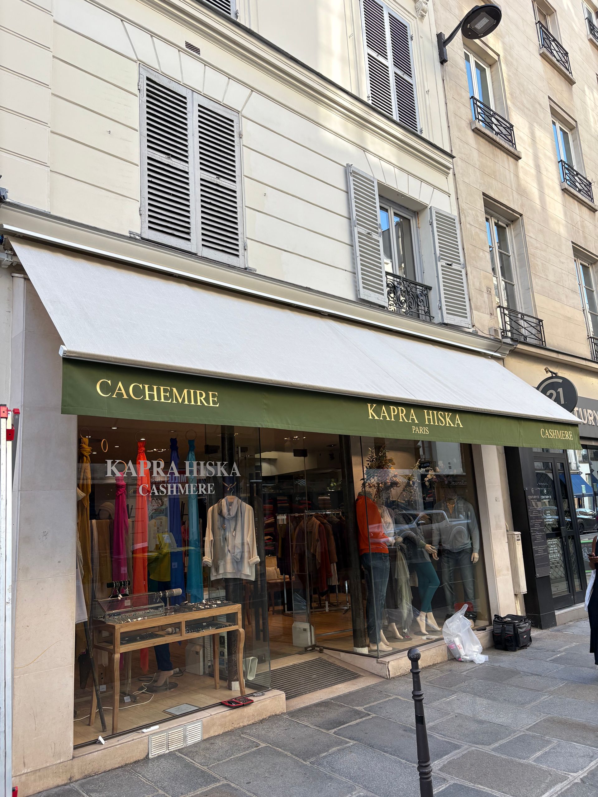 Store bleu d'un restaurant grecque