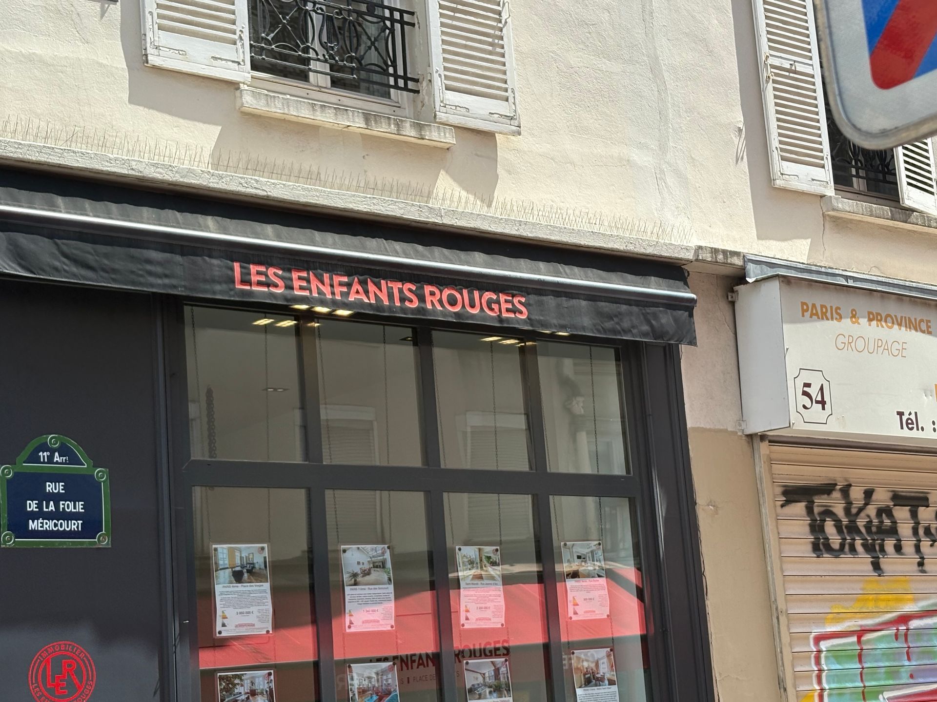 Un store noir avec une inscription rouge